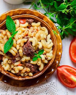 Макароны с тушенкой на сковороде