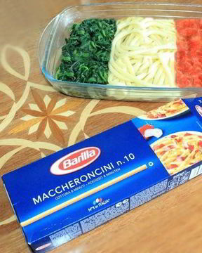 Макароны со шпинатом и помидорами