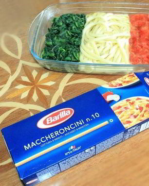 Макароны со шпинатом и помидорами