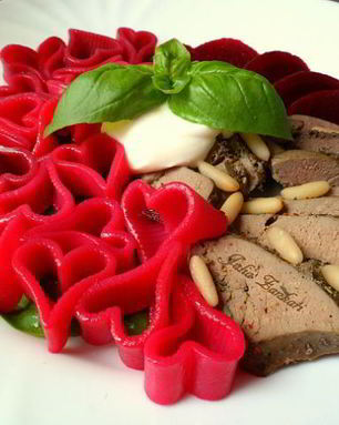 Макарошки, окрашенные свекольным соком с печенью, свеклой и кедровыми орешками