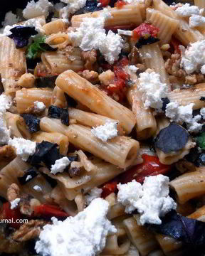 Паста с баклажанами, фетой и грецкими орехами