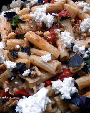 Паста с баклажанами, фетой и грецкими орехами