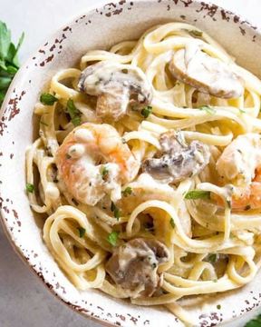 Паста с креветками и грибами в сливочном соусе