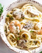 Паста с креветками и грибами в сливочном соусе