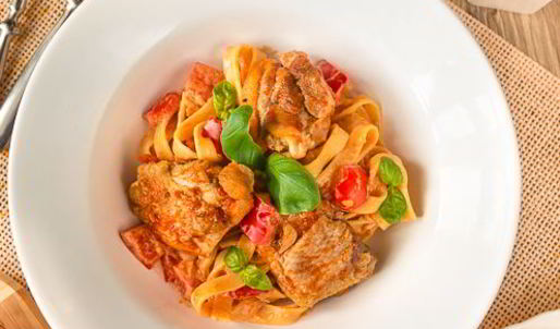паста с курицей и томатно-сливочным соусом