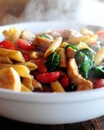 Паста с курицей, помидорами и шпинатом