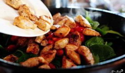 паста с курицей, помидорами и шпинатом