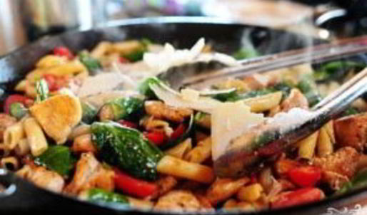 паста с курицей, помидорами и шпинатом