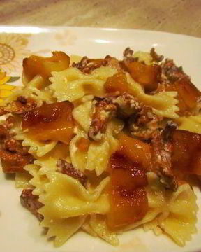 Паста с лисичками, фетой и печеным перцем