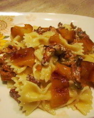 Паста с лисичками, фетой и печеным перцем