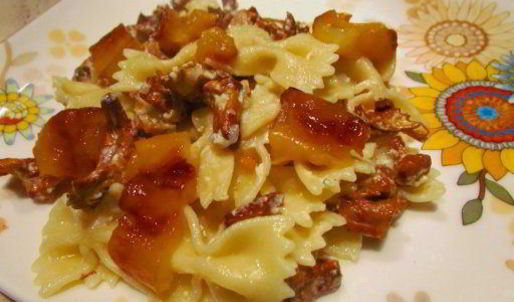 паста с лисичками, фетой и печеным перцем