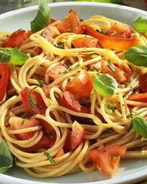 Паста с помидорами, сыром и базиликом