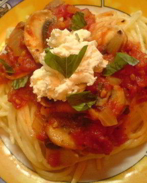 Паста с томатно-грибным соусом