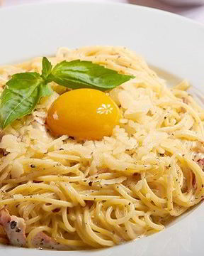 Спагетти карбонара с беконом и яйцом