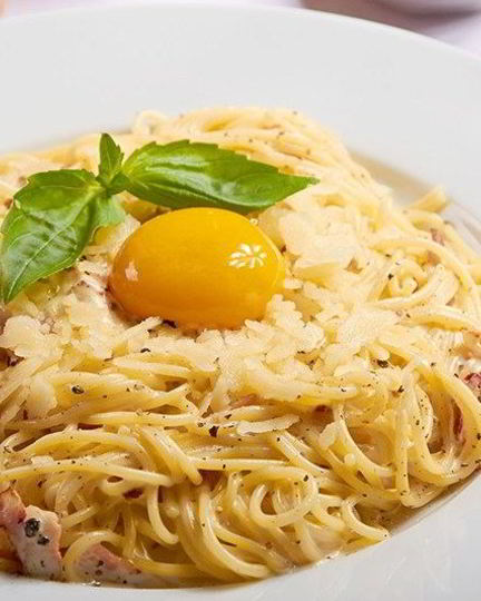 Рецепт спагетти карбонара с беконом и яйцом