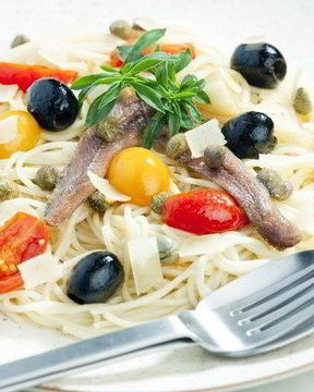 Спагетти с анчоусами, петрушкой, оливками и каперсами