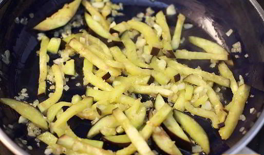 спагетти с баклажанами и помидорами