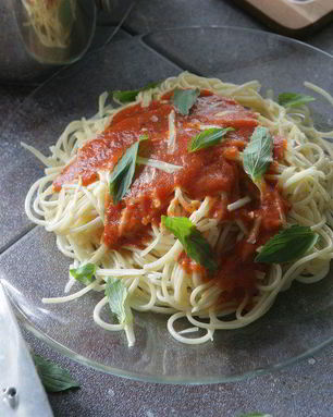 Спагетти с имбирем и помидорами