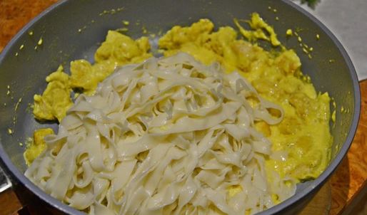 спагетти с курицей в сливочном соусе