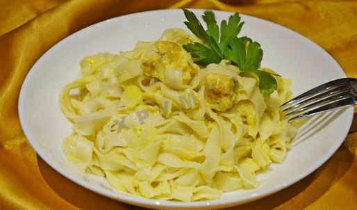 спагетти с курицей в сливочном соусе