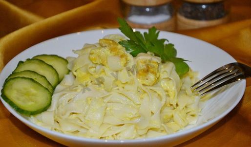 спагетти с курицей в сливочном соусе