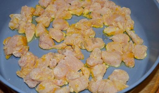 спагетти с курицей в сливочном соусе