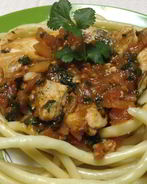 Спагетти с курицей в томатном соусе