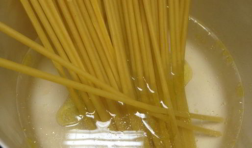 спагетти с курицей в томатном соусе