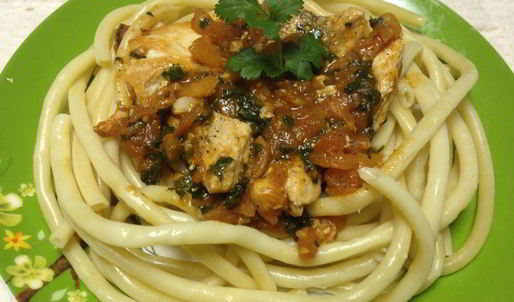 спагетти с курицей в томатном соусе