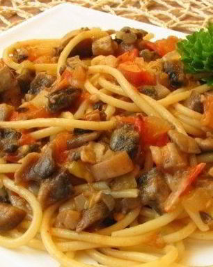 Спагетти с овощами и соевым соусом