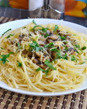 Спагетти с жареными шампиньонами и луком