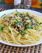 Спагетти с жареными шампиньонами и луком