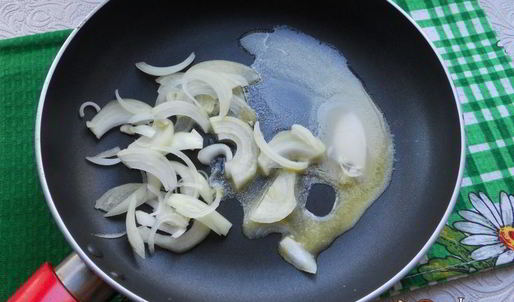 спагетти с жареными шампиньонами и луком