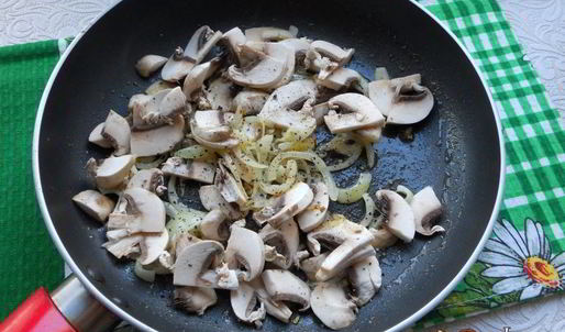 спагетти с жареными шампиньонами и луком