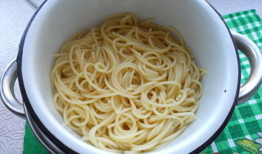 спагетти с жареными шампиньонами и луком