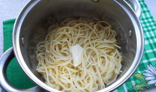 спагетти с жареными шампиньонами и луком