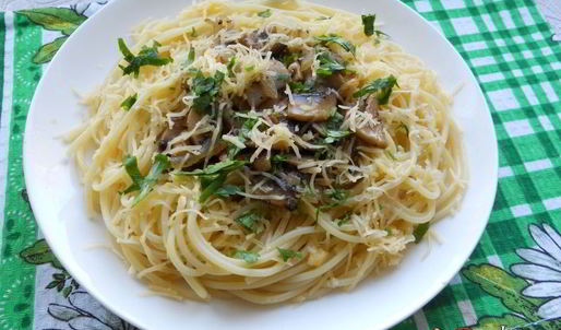 спагетти с жареными шампиньонами и луком