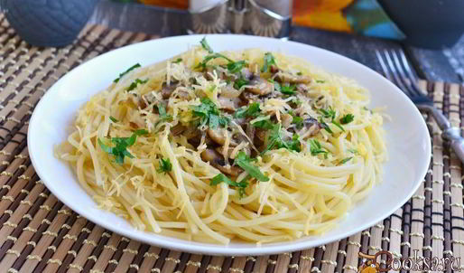 спагетти с жареными шампиньонами и луком