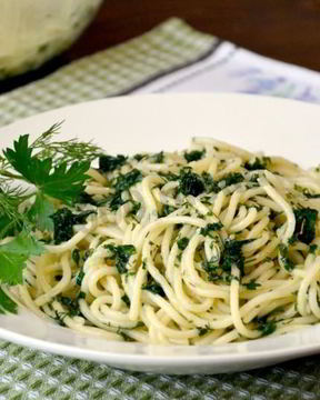 Спагетти в мультиварке c соусом из зелени и чеснока