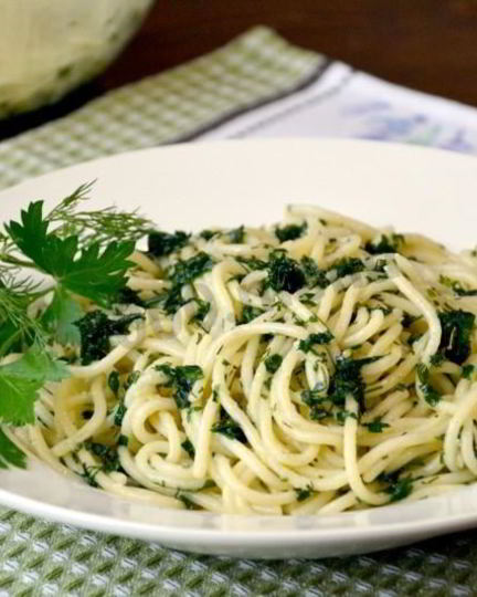 Рецепт спагетти в мультиварке с соусом из зелени и чеснока