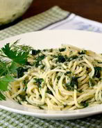 Спагетти в мультиварке c соусом из зелени и чеснока