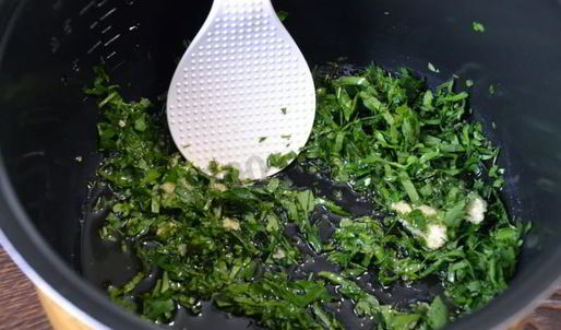 спагетти в мультиварке c соусом из зелени и чеснока