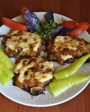 Мясо по-французски со свининой и грибами