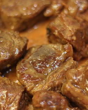 Баранина с чесноком и белым вином