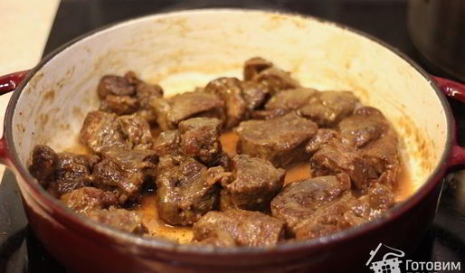 баранина с чесноком и белым вином