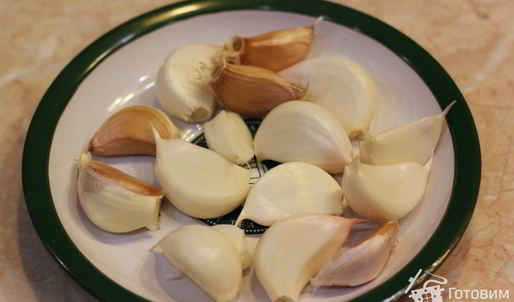 баранина с чесноком и белым вином