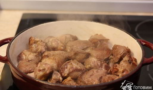 баранина с чесноком и белым вином