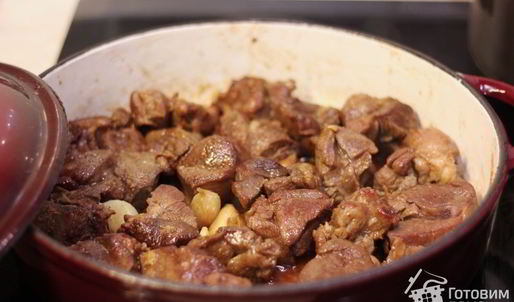 баранина с чесноком и белым вином