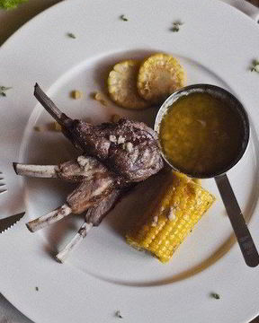 Баранья корейка с соусом из анчоусов и кукурузой на гриле
