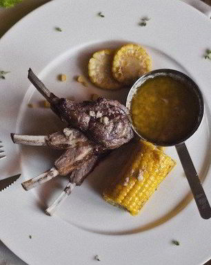Баранья корейка с соусом из анчоусов и кукурузой на гриле
